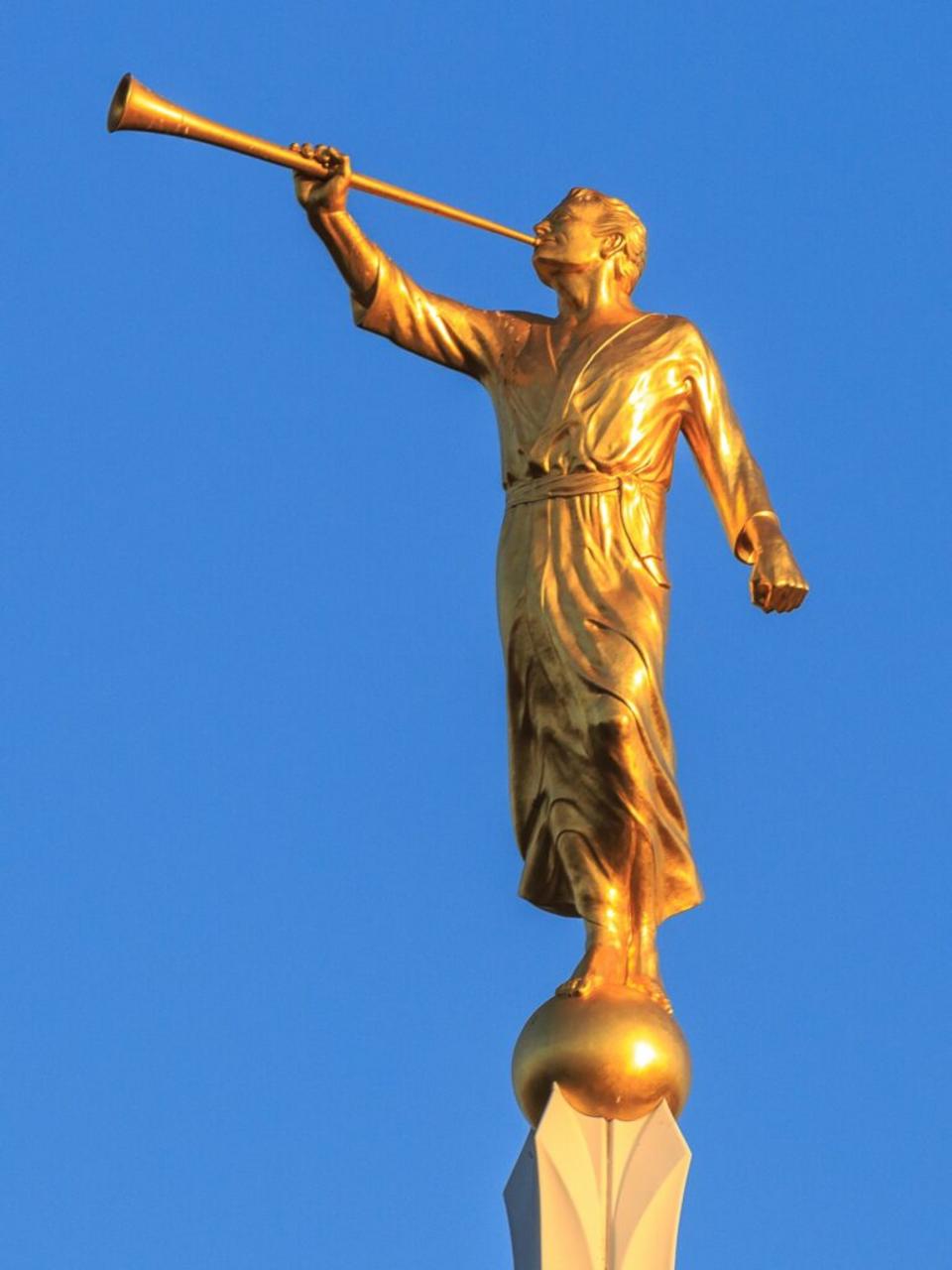 The angel Moroni using a clarion atop the Dallas Temple.